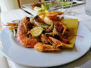 Gran fritto di pesce con verdure pastellate