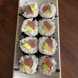 27. Maki De Atún Y Aguacate (8 Pzs.)