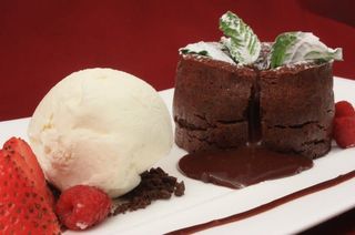 Шоколадово суфле с течен център и сладолед (240гр)