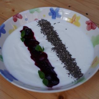 მაწონი ჩიათი და კენკრის კონფით