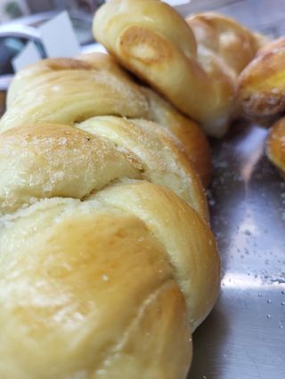 Treccia zuccherata farcita a pistacchio