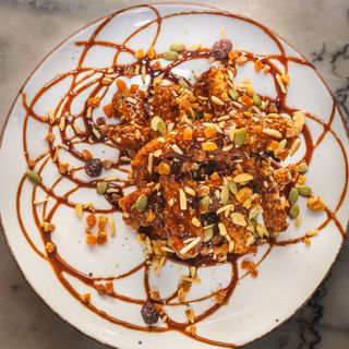 Tiras De Pollo Salteadas En Barbacoa, Frutos Secos Y Miel