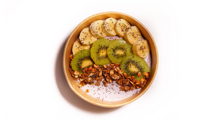 Twarogowy smoothie z jagodą, owoce, granola