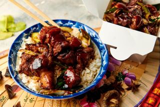 Orez + Coaste de porc Acru Dulce