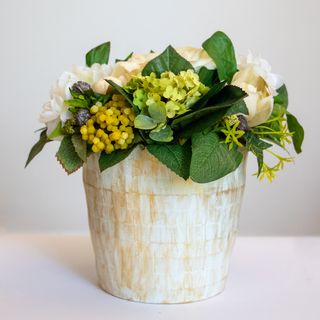 Arranjo com Tons Branco, Dourado e Verde