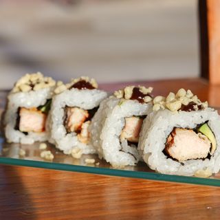 Uramaki Pollo Empanado con Queso Crema y Salsa Hoisin