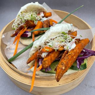 Bułeczki Bao z batatami z sosem jogurtowo ziołowym i warzywami