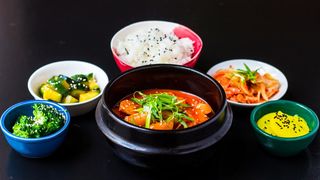 TTEOKBOKKI + RYŻ + ZESTAW BANCHAN