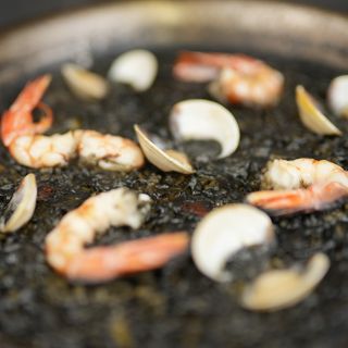 Arroz Negro Con Almejas Y Gambas