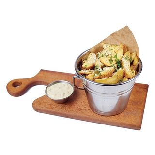 Картопляні дольки з сиром пармезан та соусом тартар (180/50г)