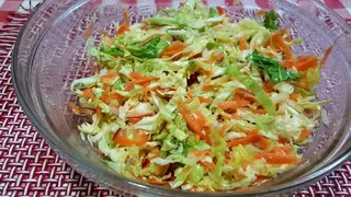 13 Салата от зеле и моркови със сусамово олио (300г)