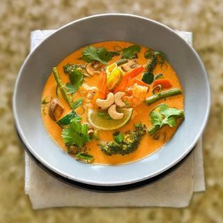 Gambas con salsa de curry rojo tailandesa