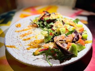 САЛАТ З КІВІ ТА ЛОСОСЕМ (170g)