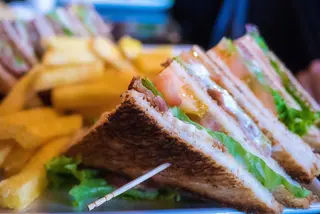 Sandwich Club Mechado