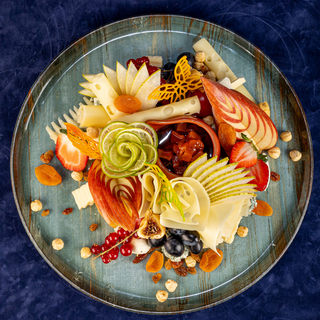 PLATOU CU BRANZETURI ȘI FRUCTE