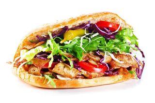 Kebab De Ternera Con Ensalada Y Salsa