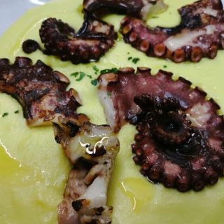 Polpo Rosticciato con purè, olive e pomodorini