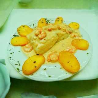 Lomo De Bacalao Con Almendras y Langostinos