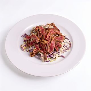 Coleslaw salata s komadima ramsteka