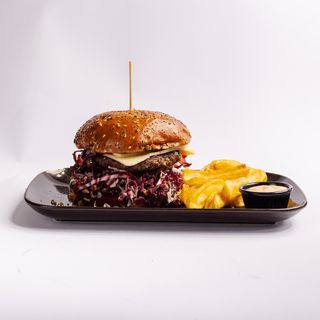 BBQ burger s prilogom