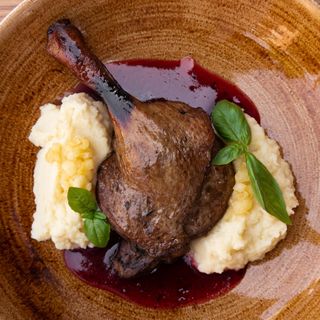 Запечена качина ніжка з картопляним пюре