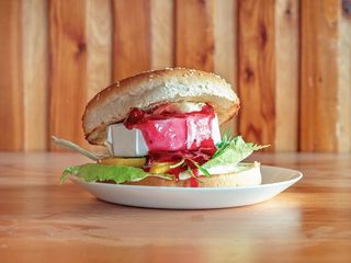 Burger Wegetariański w zestawie (z frytkami belgijskimi i sałatką vinaigrette)