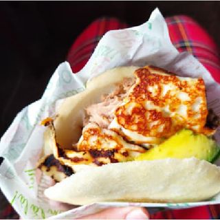 Arepa de atún, queso asado y aguacate 