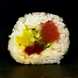 Futomaki z surowym tuńczykiem