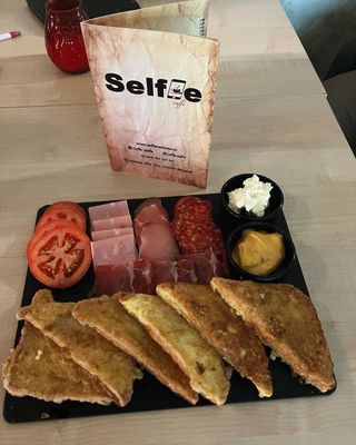 Prženice sa šunkom, pečenicom i kulenom