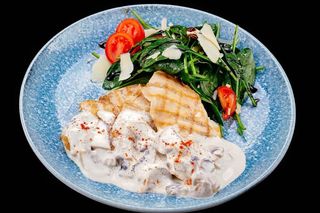 PIEPT DE PUI CU SOS DE CIUPERCI SI SALATA DE RUCOLA SI PARMEZAN 300g