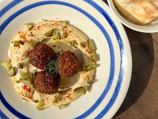 Хумус з фалафелем