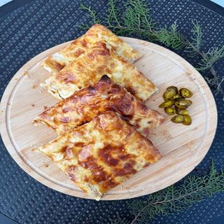 ნახევრად ფენოვანი ლობიანი ჰალაპენიოთი ( 4 ნაჭერი)