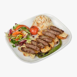 Köfte con patate e insalata