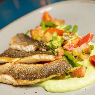 Филе от Лаврак с крем от грах и мента (280г)