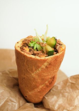 Багет с томленым мясом и сыром (470г)