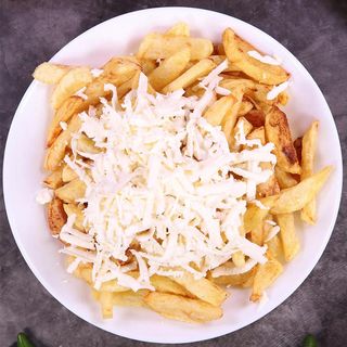 Пържени домашни картофки със сирене