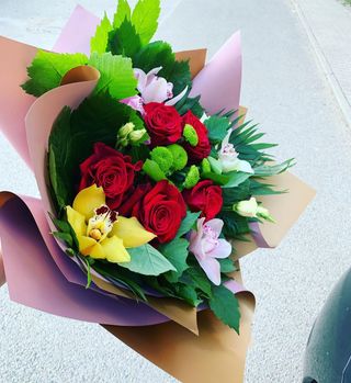 Buchet cu trandafiri si orhidee