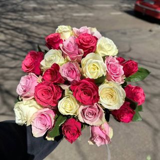 Яскравий мікс із 25 троянд