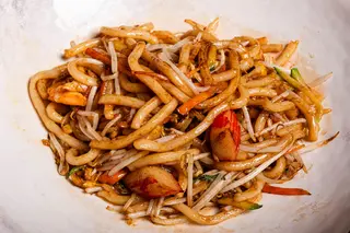 31. Udon saltato con gamberi e surimi