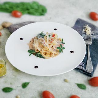 Паста с томатами, базиликом и шпинатом