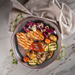 Piept de pui la gratar cu legume