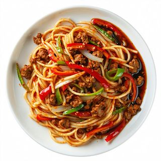 Spaghetti di soia piccanti carne, cipolla, peperoni, salsa piccante