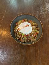 კინოა ბოსტნეულით და კვერცხით პაშოტით/quinoa with vegetables and poached egg
