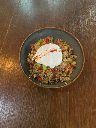 კინოა ბოსტნეულით და კვერცხით პაშოტით/quinoa with vegetables and poached egg