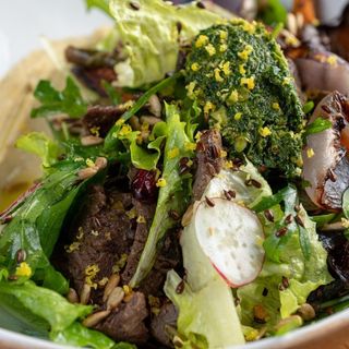 Салат із яловичиною,та хумусом  250г)