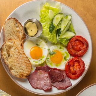 Классический завтрак с говяжьим беконом