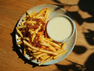 Картопля фрі із сирним соусом та цибулевим кранчем (150/50g)