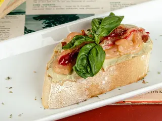 Лосось на авокадо мусі (95g)