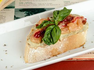 Лосось на авокадо мусі (95g)
