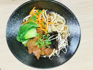 124. Ramen al brodo con vitello